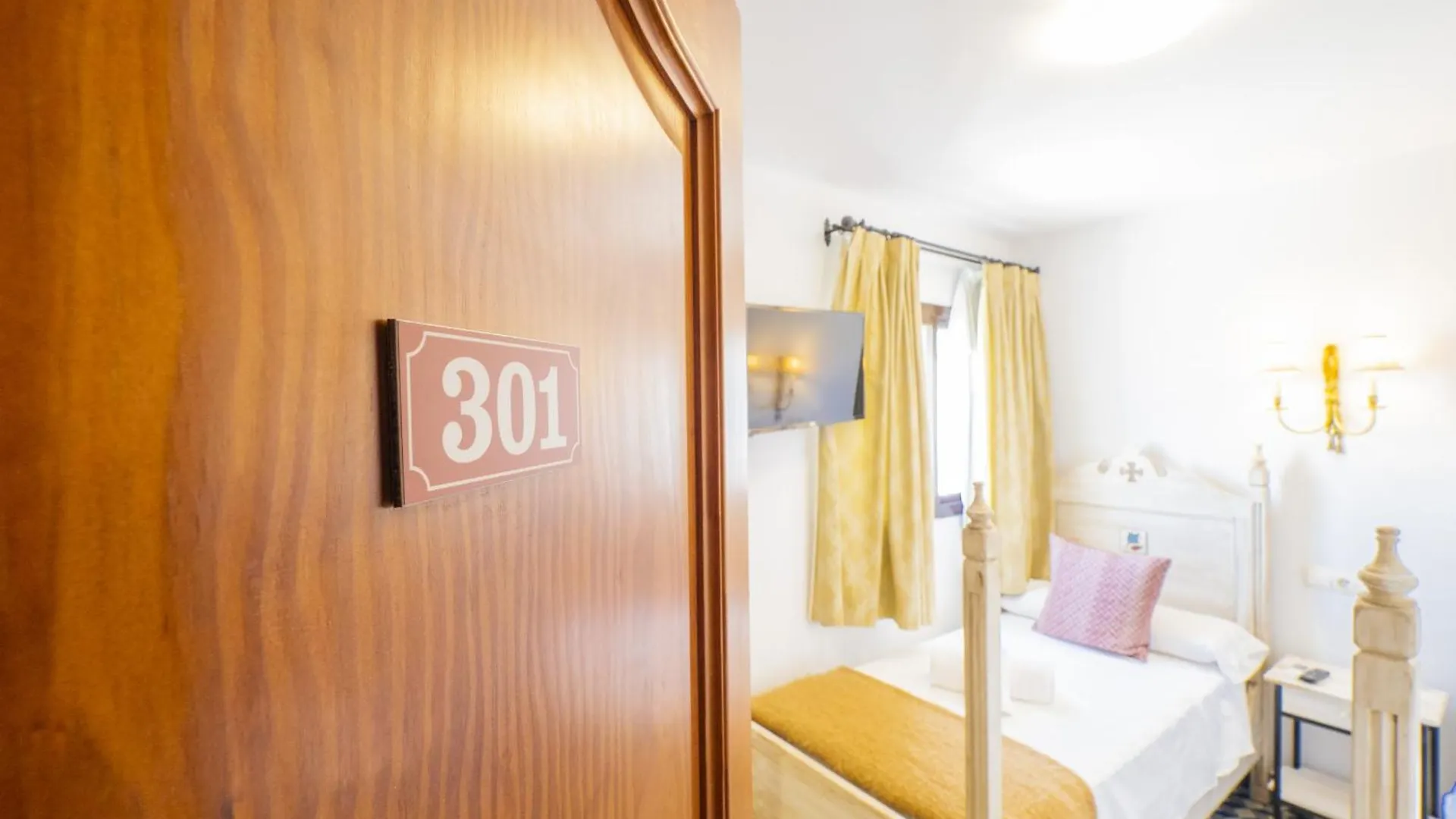 Cubo'S Hostal La Plaza Room 301 With Breakfast Tolox Guest house