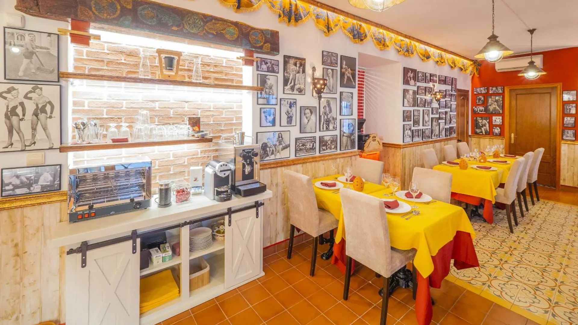 Cubo'S Hostal La Plaza Room 301 With Breakfast Tolox