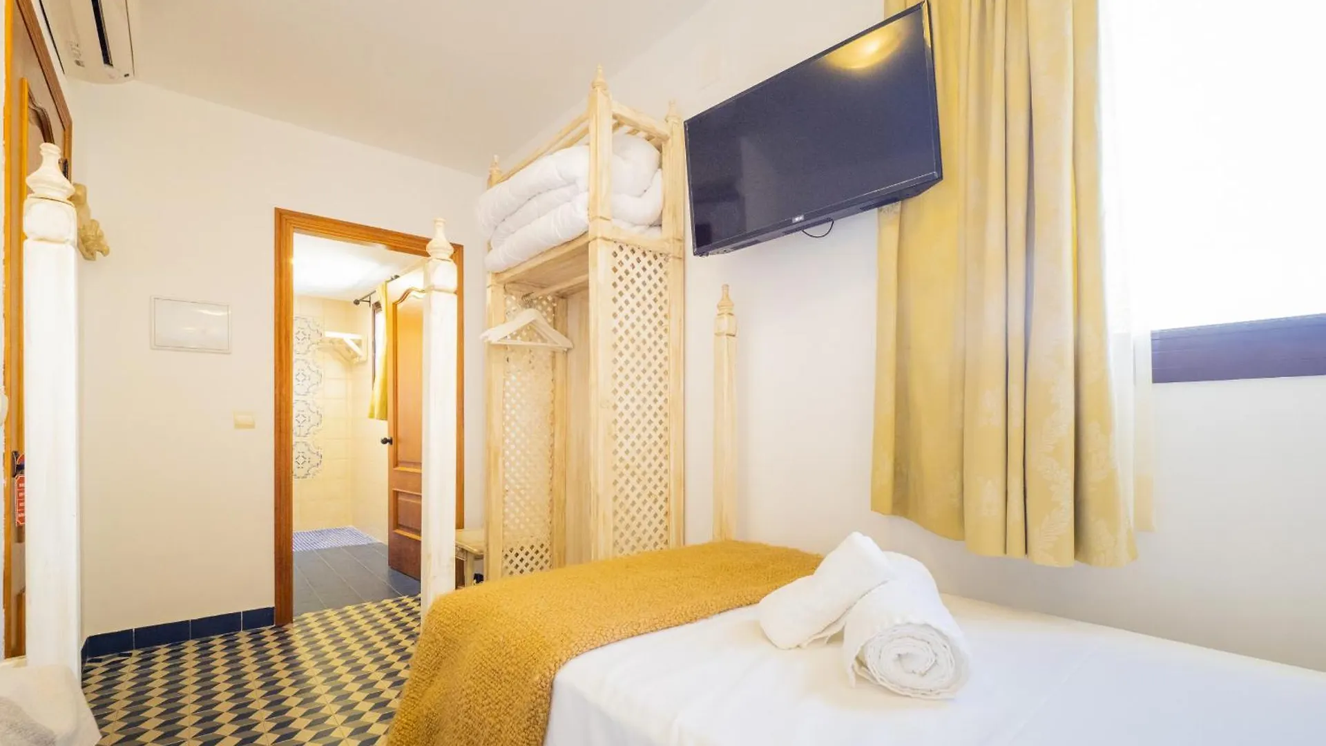Cubo'S Hostal La Plaza Room 301 With Breakfast Tolox Guest house