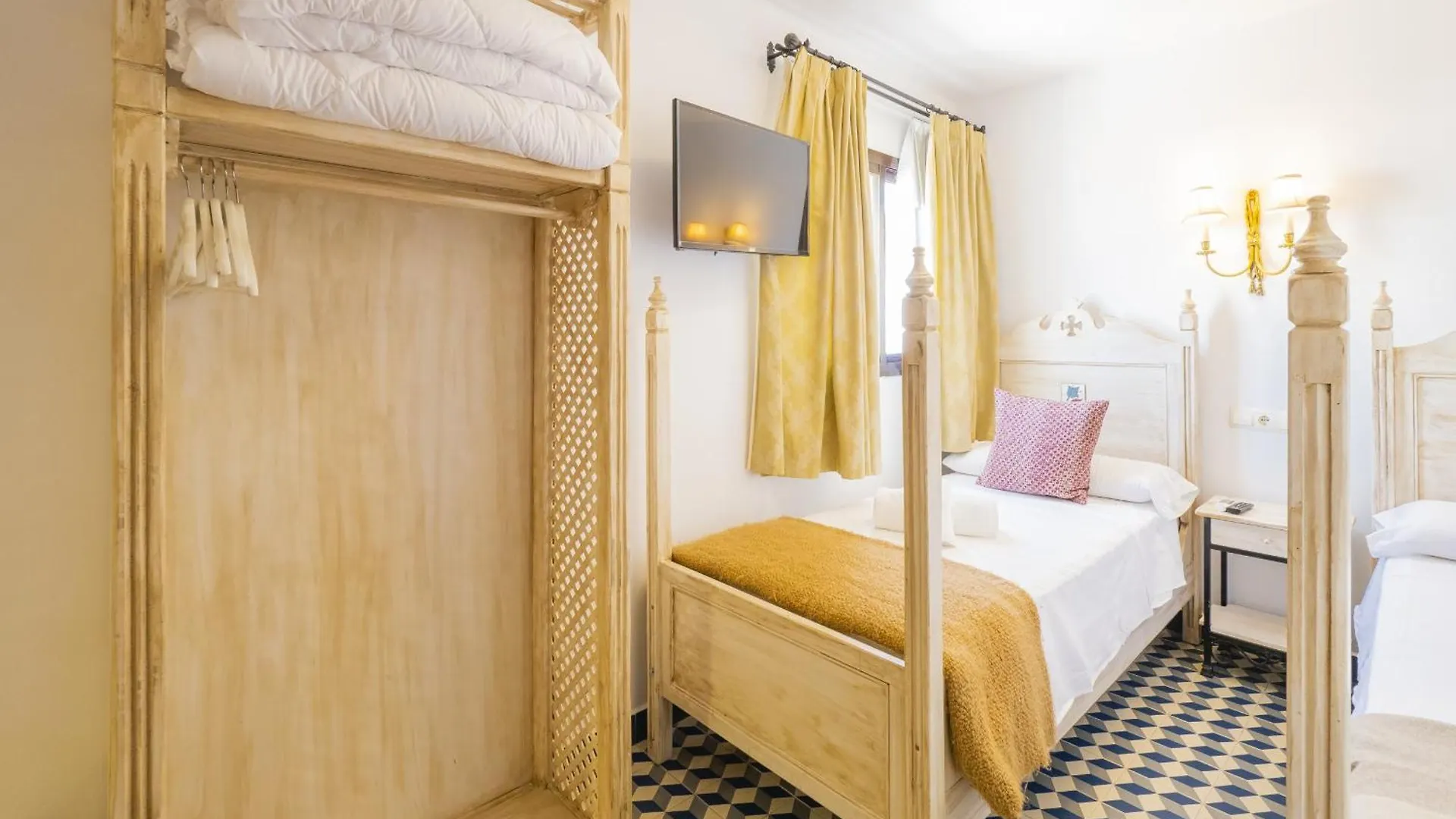 Cubo'S Hostal La Plaza Room 301 With Breakfast Tolox 0*,  Spain