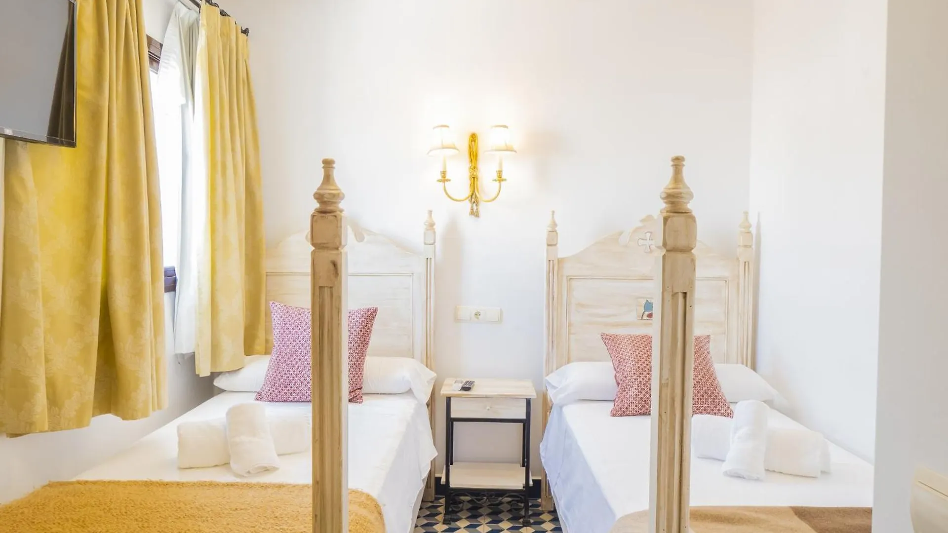 Guest house Cubo'S Hostal La Plaza Room 301 With Breakfast Tolox Spain