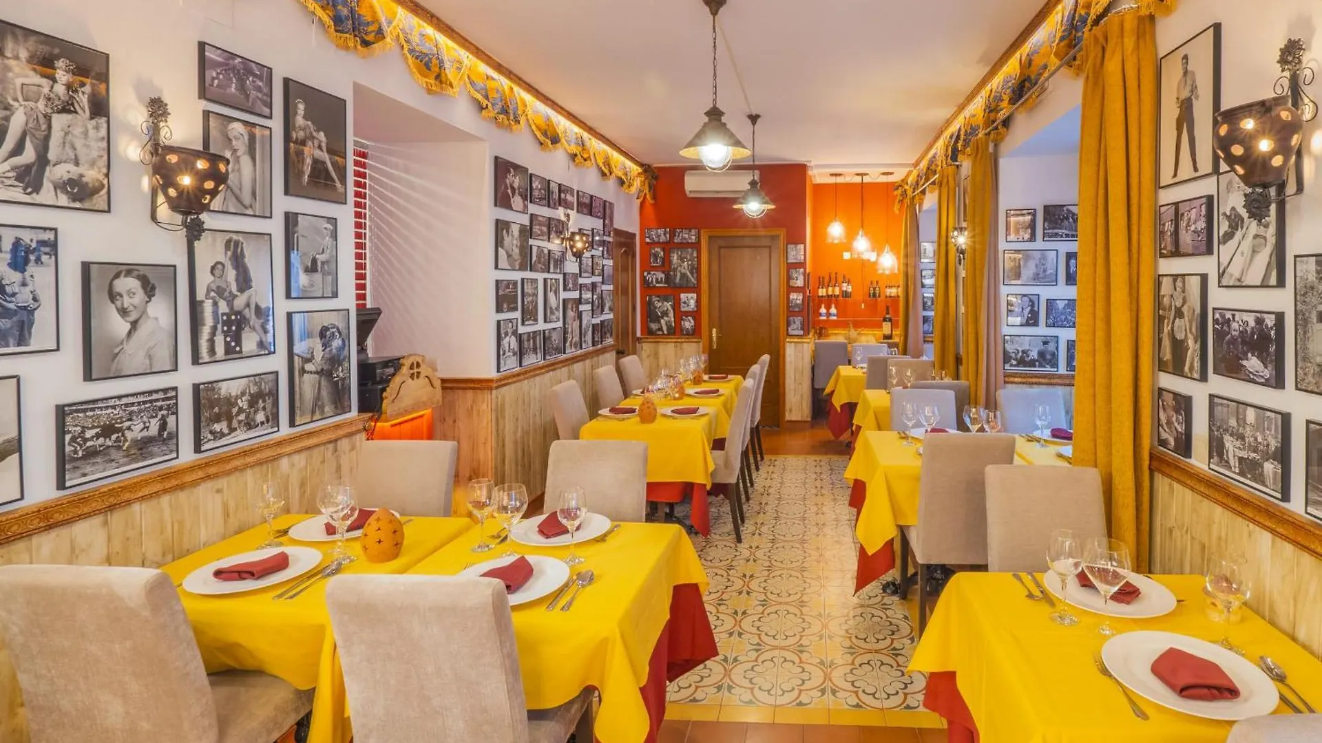 Cubo'S Hostal La Plaza Room 301 With Breakfast Tolox